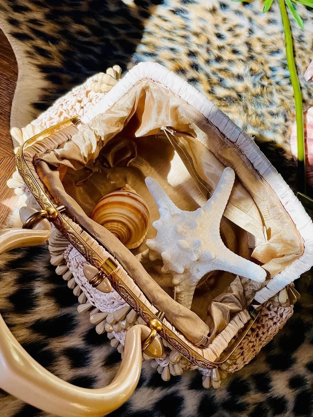 ♥️ Vintage 1960s Tan Straw Beaded Box Shaped Handbag Purse With Top Handle Italy